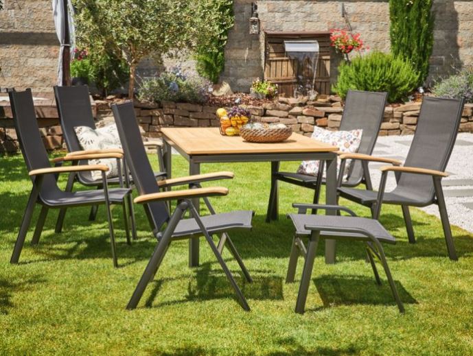 MWH Reno-Alutapo Gartenmöbel-Set. Tischdekoration und Zierkissen sind nicht im Lieferumfang enthalten.