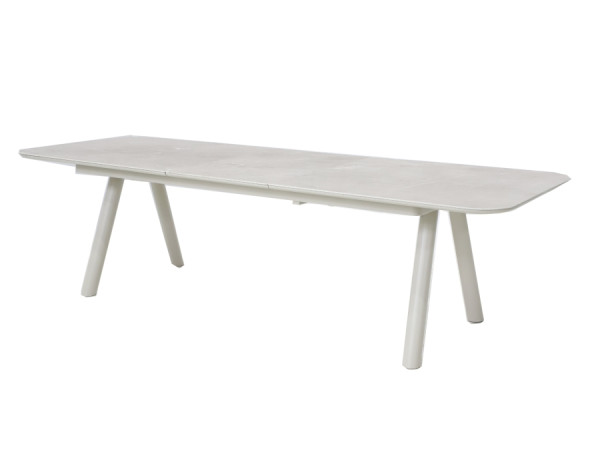 Tisch im ausgezogenen Zustand.